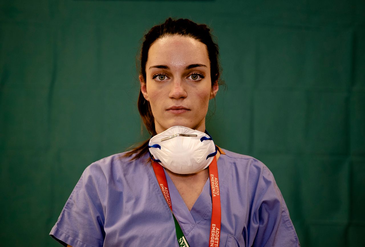 Η Μαρτίνα Παπονέτι, 25 ετών, νοσοκόμα στο νοσοκομείο Humanitas Gavazzeni Hospital στο Μπέργαμο της Ιταλίας, στο τέλος της βάρδιας της, 27 Μαρτίου 2020. (AP Photo/Antonio Calanni)