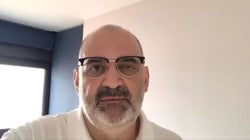 Antón Losada arrasa con su tuit mientras Abascal respondía a las críticas de Casado: viral en 15