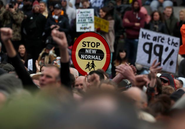 Λονδίνο: Αιματηρές συγκρούσεις διαδηλωτών κατά των μέτρων για την πανδημία και
