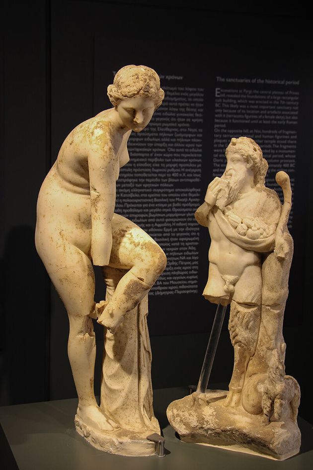 Αφροδίτη «σανδαλίζουσα» και Πάνας. Μαρμάρινο άγαλμα Αφροδίτης και Πάνα. Το χάλκινο πρότυπο του τύπου της Αφροδίτης ανάγεται στον 3ο αι. π.Χ. Η Αφροδίτη της Ελεύθερνας συγκαταλέγεται ανάμεσα στα καλύτερα από τα σωζόμενα μαρμάρινα έργα. 2ος/ 1ος αι. π.Χ.