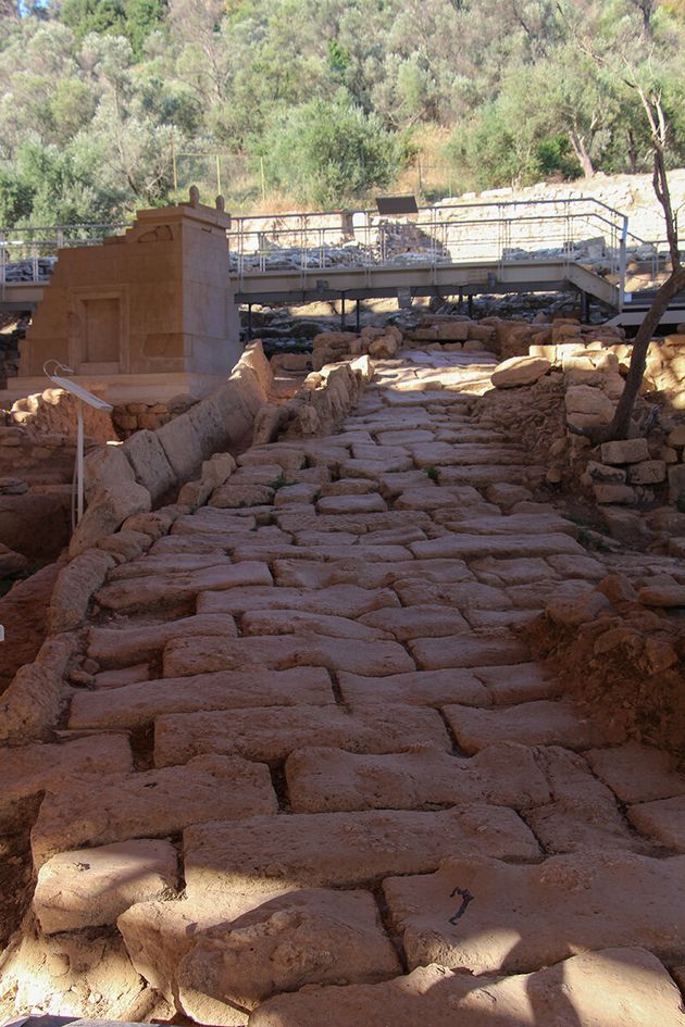 Ο πλακόστρωτος δρόμος που οδηγεί προς την ακρόπολη. Πρώιμη ρωμαϊκή περίοδος, 1ος αι. π.Χ.