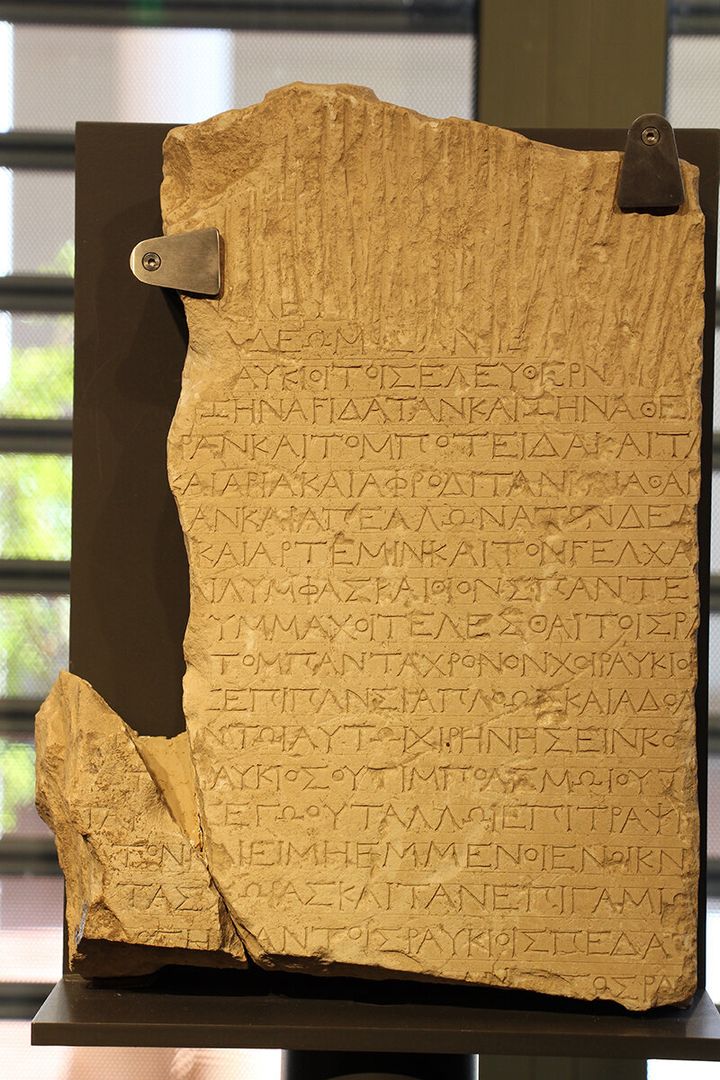 Ενεπίγραφη αετωματική στήλη από τον Κατσίβελο. Πρόκειται για συνθήκη συμμαχίας Ραύκου και Ελεύθερνας. Στην επιγραφή αναγράφεται και όρκος σε παγκρήτιες και τοπικές θεότητες. 3ος αι. π.Χ.