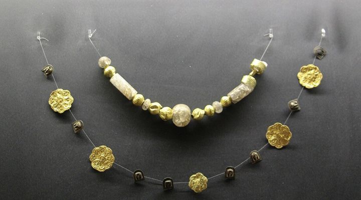 Περιδέραιο με χάντρες χρυσού και ορείας κρυστάλλου. 9ος αι. π.Χ.