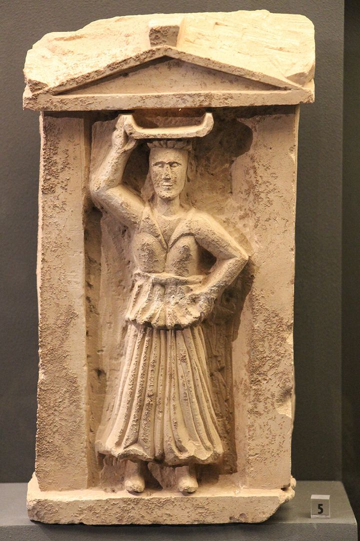 Ναϊσκος με όρθια γυναικεία μορφή. Υστεροελληνιστική/ Ρωμαϊκή περίοδος.