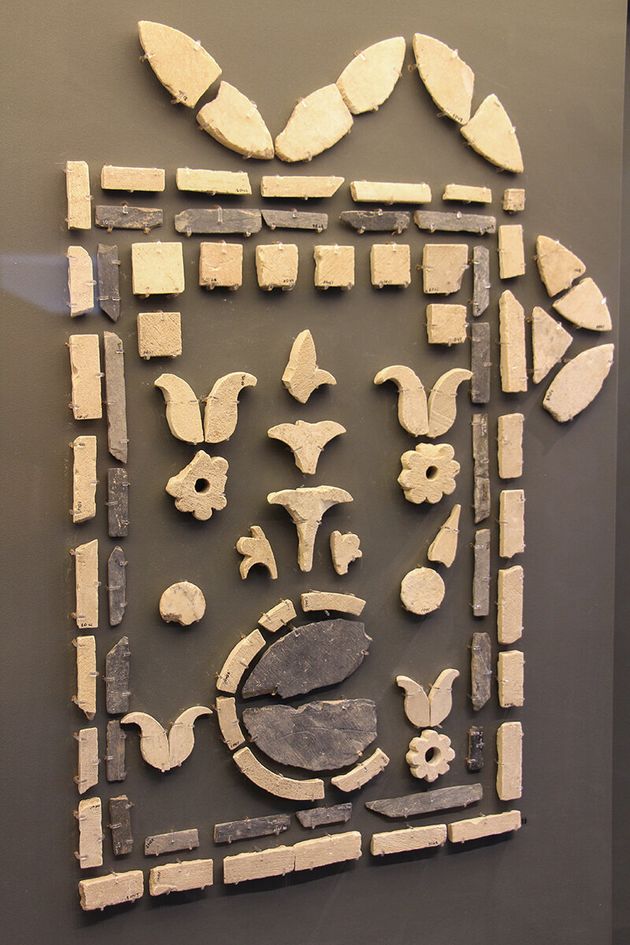 Περίτμητα πλακίδια (opus sectile) σε γεωμετρικούς και φυτικούς συνδυασμούς από την εντοίχια διακόσμηση του κεντρικού κλίτους της Βασιλικής του Ευφρατά (Μιχαήλ Αρχαγγέλου). 5ος αι. μ.Χ.