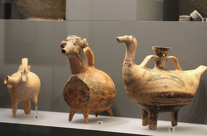 (από αριστερά προς τα δεξιά), Ιππαλεκτρύων. Α΄μισό 9ου αι. π.Χ., Ζωόμορφο αγγείο σε μορφή κριαριού. 8ος/ 7ος αι. π.Χ., Ιππαλεκτρύων, Α΄μισό 9ου αι. π.Χ. 
