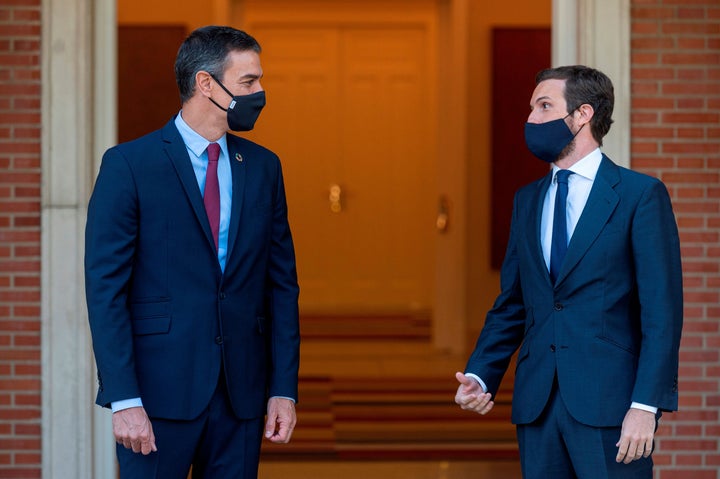 El presidente, Pedro Sánchez, y el líder del PP, Pablo Casado.