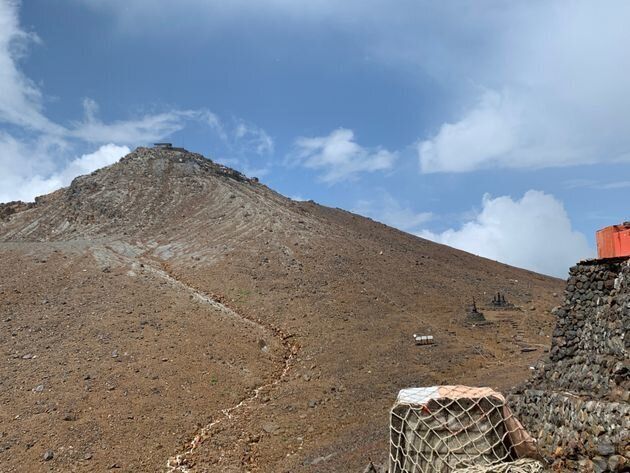 王滝頂上から奥の山頂・剣ヶ峰を望む。この付近は開けており、身を隠す場がほとんどない。噴火口は左手にあり、噴火して間もなく噴石が落ちてきた＝2020年8月22日