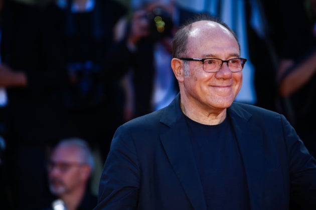 "Non ero più in grado di camminare". Carlo Verdone annuncia di essersi operato a entrambe le anche "Non ero più in grado di camminare". Carlo Verdone annuncia di essersi operato a entrambe le anche
