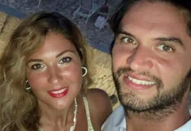 Addio separato a Eleonora e Daniele. Lei in abito da sposa, lui con la divisa da arbitro. Verità ancora lontana Addio separato a Eleonora e Daniele. Lei in abito da sposa, lui con la divisa da arbitro. Verità ancora lontana