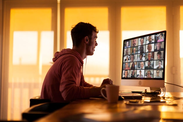 T shirt e rumori di fondo, microfoni e moderatori: cosa fare e non fare durante una videocall in 10 regole T shirt e rumori di fondo, microfoni e moderatori: cosa fare e non fare durante una videocall in 10 regole