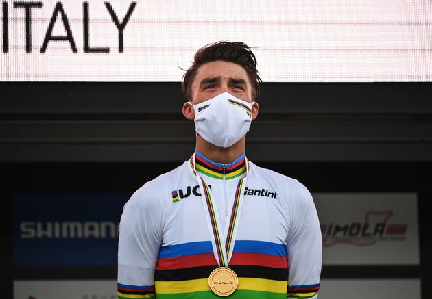 Julian Alaphilippe lors de La Marseillaise après son titre mondial, à Imola en Italie, le 27 septembre 2020.