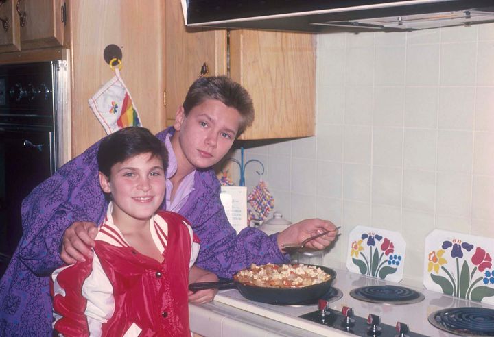 ロサンゼルスの自宅で料理をするホアキンとリヴァー（1985年撮影）