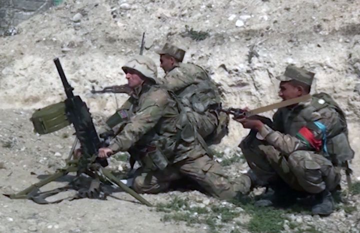 "Στρατιώτες το Αζερμπαϊτζάν κατά θέσεων των Αρμενίων". Υπ.Άμυνας Αζερμπαϊτζάν 