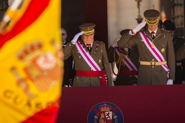 El rey Juan Carlos (izquierda) y el príncipe Felipe asisten a una ceremonia militar en San Lorenzo de...