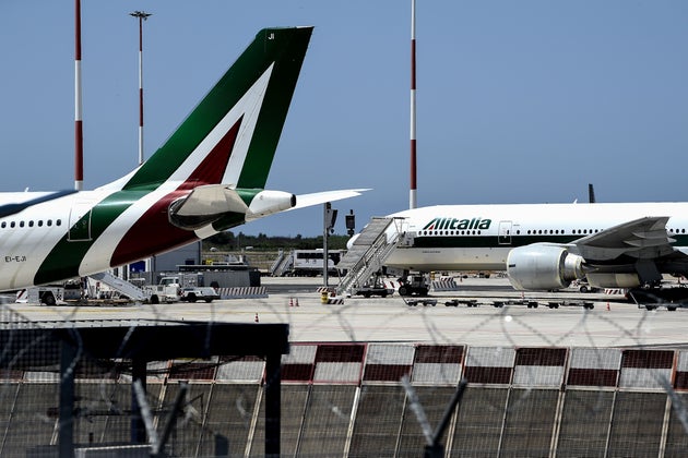La nuova Alitalia bloccata dai litigi tra i 5 stelle La nuova Alitalia bloccata dai litigi tra i 5 stelle