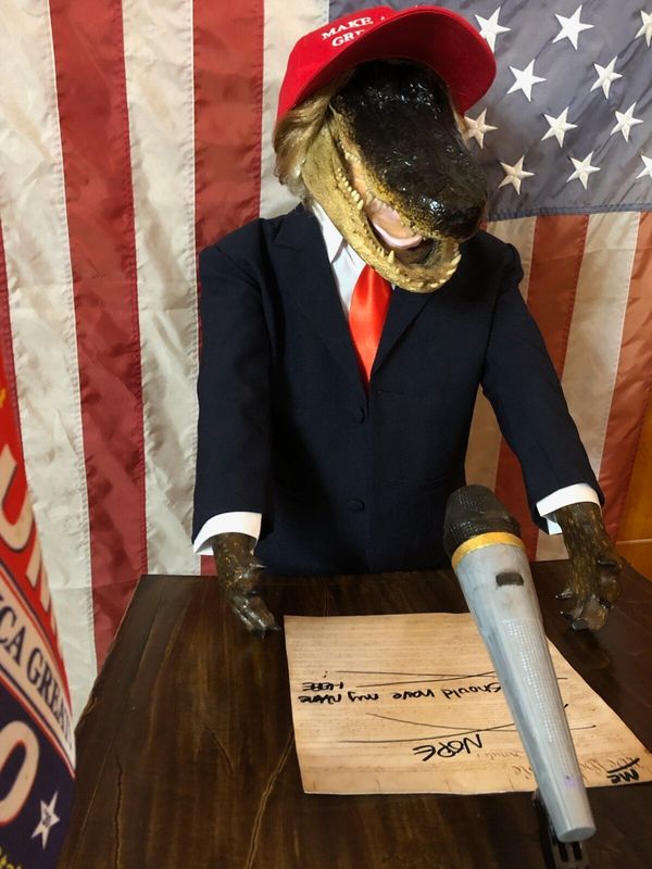 This Trump statue just might be perfect for the person who insists that the president will "<a href="https://www.gatorsgalohr