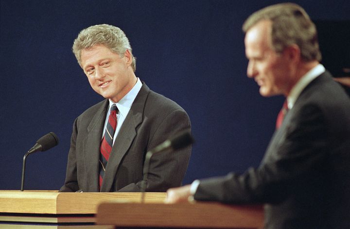Φωτογραφία αρχείου. Τζορτζ Μπους αντιμέτωπος με τον Μπιλ Κλίντον στο ντιμπέιτ στις 11 Οκτωβρίου 1992. (AP Photo/Greg Gibson)