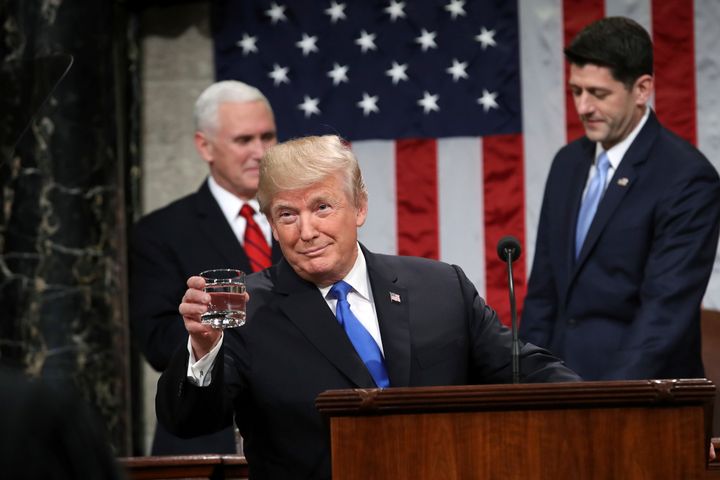 O Nτόναλντ Τραμπ με ένα ποτήρι νερό στο χέρι, στο Καπιτόλιο, τον Ιανουάριο του 2018. Φωτογραφία αρχείου. (Win McNamee/Pool via AP)