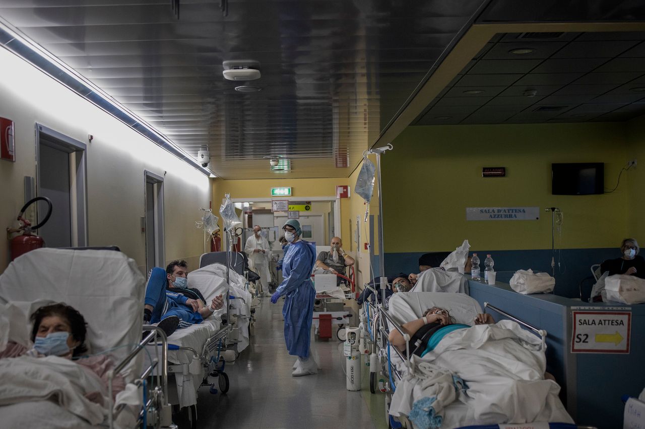 Το τμήμα επειγόντων περιστατικών στο νοσοκομείο «Πάπας Ιωάννης XXIII» όπου οι ασθενείς που είναι ύποπτοι για Covid-19 παραμένουν υπό παρατήρηση, 21 Μαρτίου, 2020. Με τον αυξανόμενο αριθμό ατόμων με κορονοϊό, τα νοσοκομεία υποδέχονται περισσότερο κόσμο από όσο αναμενόταν και πρέπει να βάζουν τους ασθενείς στους διαδρόμους των Επειγόντων Περιστατικών ©Fabio Bucciarelli for NYT