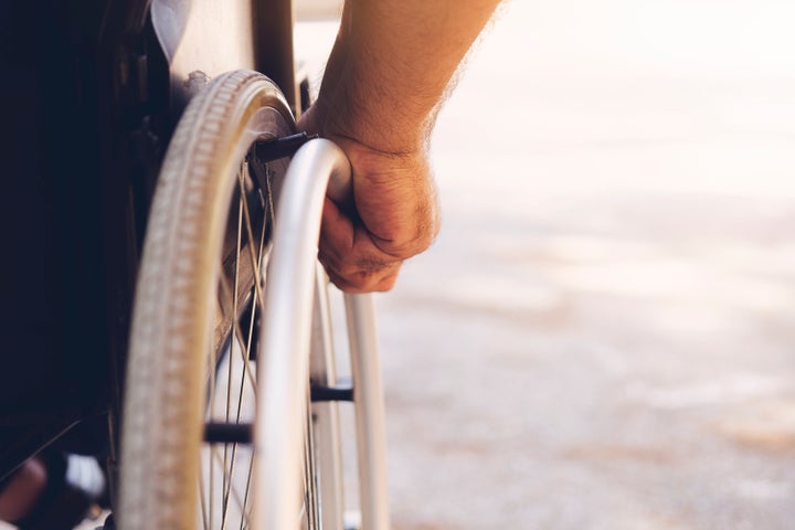 Si un milieu de travail s’adapte à la réalité du travailleur «handicapé», la situation handicapante disparaît: une porte automatique au lieu de la porte tournante, et ce travailleur qui se déplace en fauteuil roulant pourra entrer au bureau.