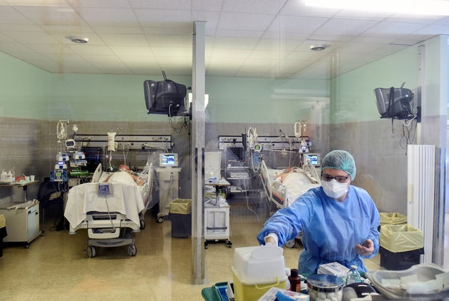 Scatta la fase 6 negli ospedali. Pronti 11mila posti in terapia intensiva Scatta la fase 6 negli ospedali. Pronti 11mila posti in terapia intensiva