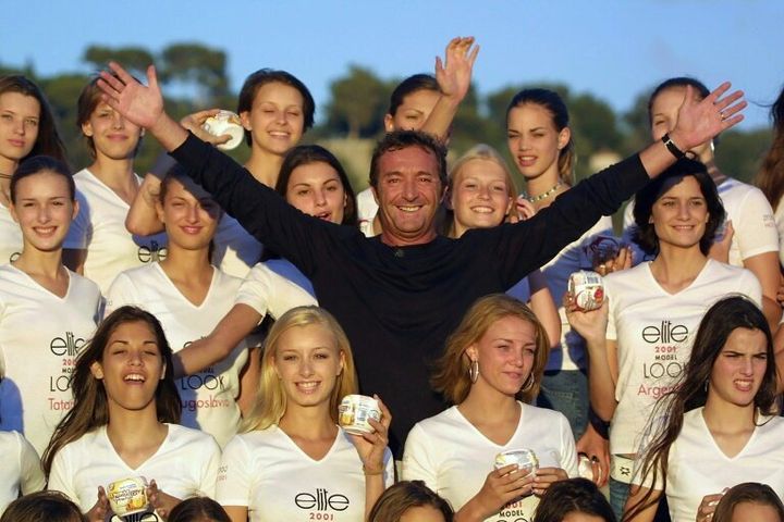 Gerald Marie posa con unas participantes en el concurso de modelos Elite Model Look, el 3 de septiembre de 2001, en la ciudad francesa de Niza.