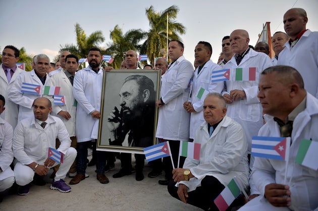 "Grazie fratelli". I medici cubani arrivati per aiutare l "Grazie fratelli". I medici cubani arrivati per aiutare l
