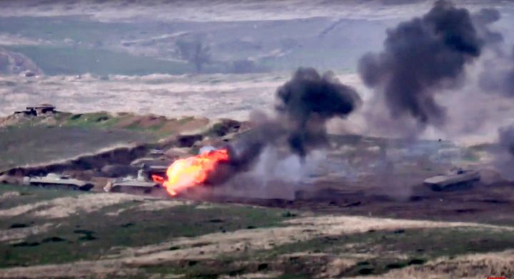 ナゴルノ・カラバフで９月27日、アルメニア軍がアゼルバイジャン軍の車両を攻撃したとされる様子。アルメニア国防省提供＝AP
