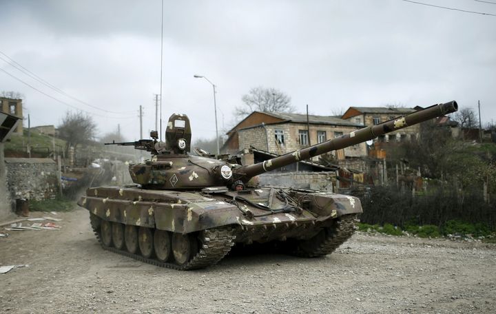 タリッシュ村の道路を移動するナゴルノ・カラバフ国防軍の戦車（2016年4月6日撮影）