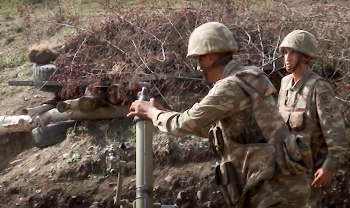 Στρατιώτες του Αζερμπαϊτζάν στα σύνορα με το Ναγκόρνο Καραμπάχ