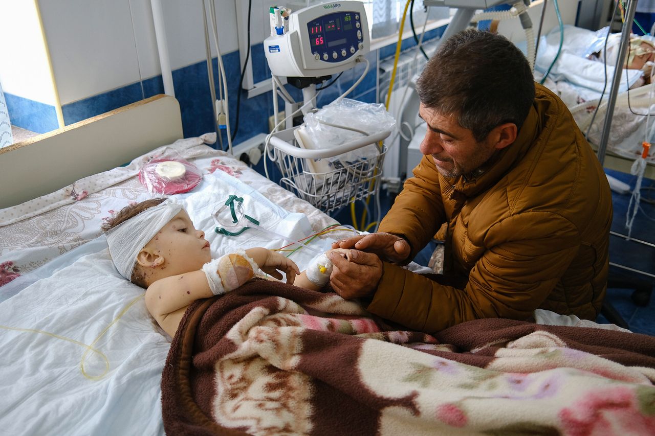 Ο άνδρας στη φωτογραφία έχασε την κόρη του κατά τη διάρκεια επίθεση των Ε.Δ του Αζερμπαϊτζάν και τώρα στέκεται δίπλα στον γιο του που τραυματίστηκε και νοσοκομείο στο Ναγκόρνο Καραμπάχ