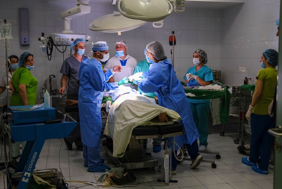 Γιατροί χειρουργούν πολίτη που τραυματίστηκε κατά τις επιθέσεις των Ενόπων Δυνάμεων του Αζερμπαϊτζάν στο Στεπανακέρτ στο Ναγκόρνο Καραμπάχ (ή Αρτχάχ)