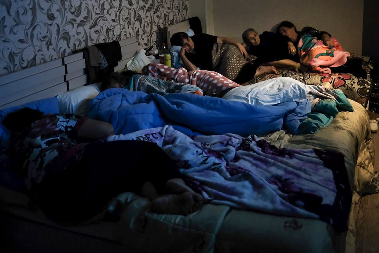 Οι κάτοικοι στο Ναγκόρνο Καραμπάχ στοιβάζονται σε καταφύγια και σε υπόγεια σπιτιών. 