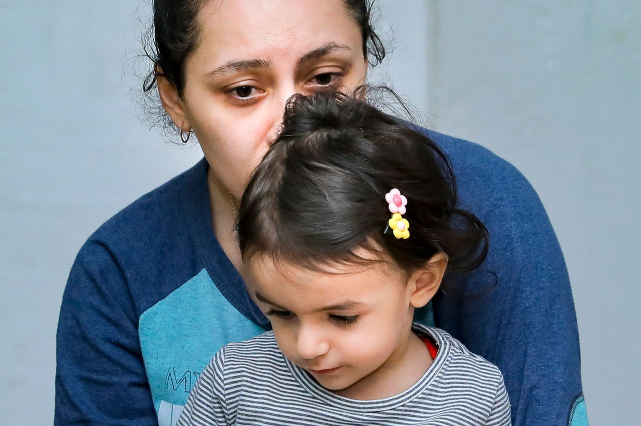 Μικρό κορίτσι με τη μητέρα του σε καταφύγιο στο Στεπανακέρτ στο Ναγκόρνο Καραμπάχ (ή Αρτχάχ)