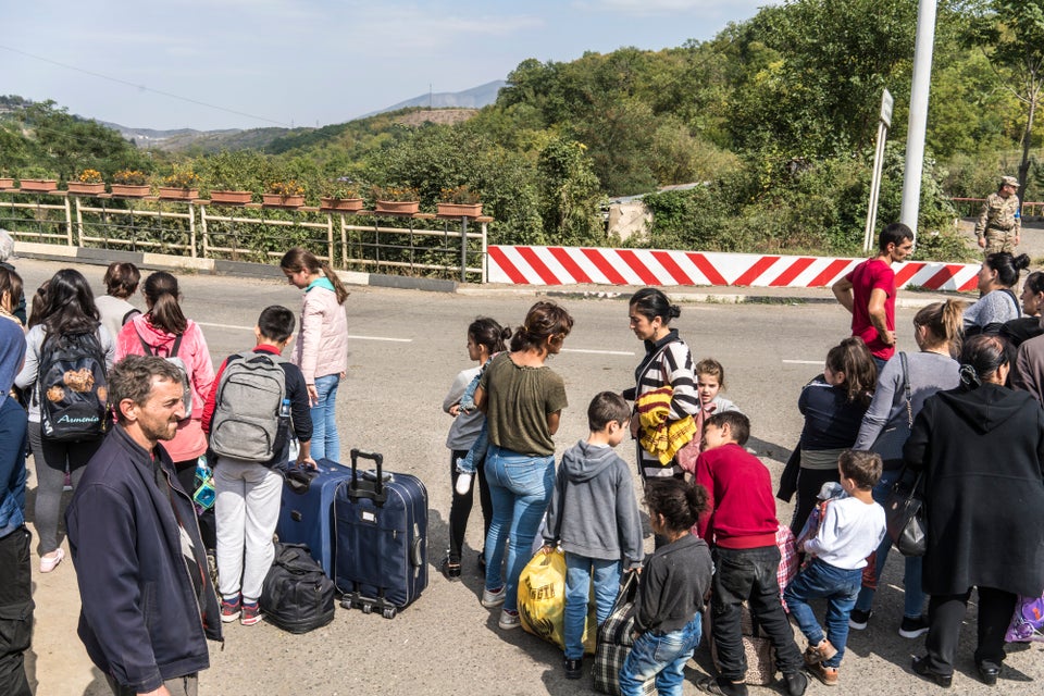 Πολίτες του Στεπανακέρτ στο Ναγκόρνο Καραμπάχ (ή Αρτχάχ), αναζητούν οδηγούς αυτοκινήτων για να τους μεταφέρουν μακριά από την εμπόλεμη ζώνη, στο Γερεβάν της Αρμενίας.