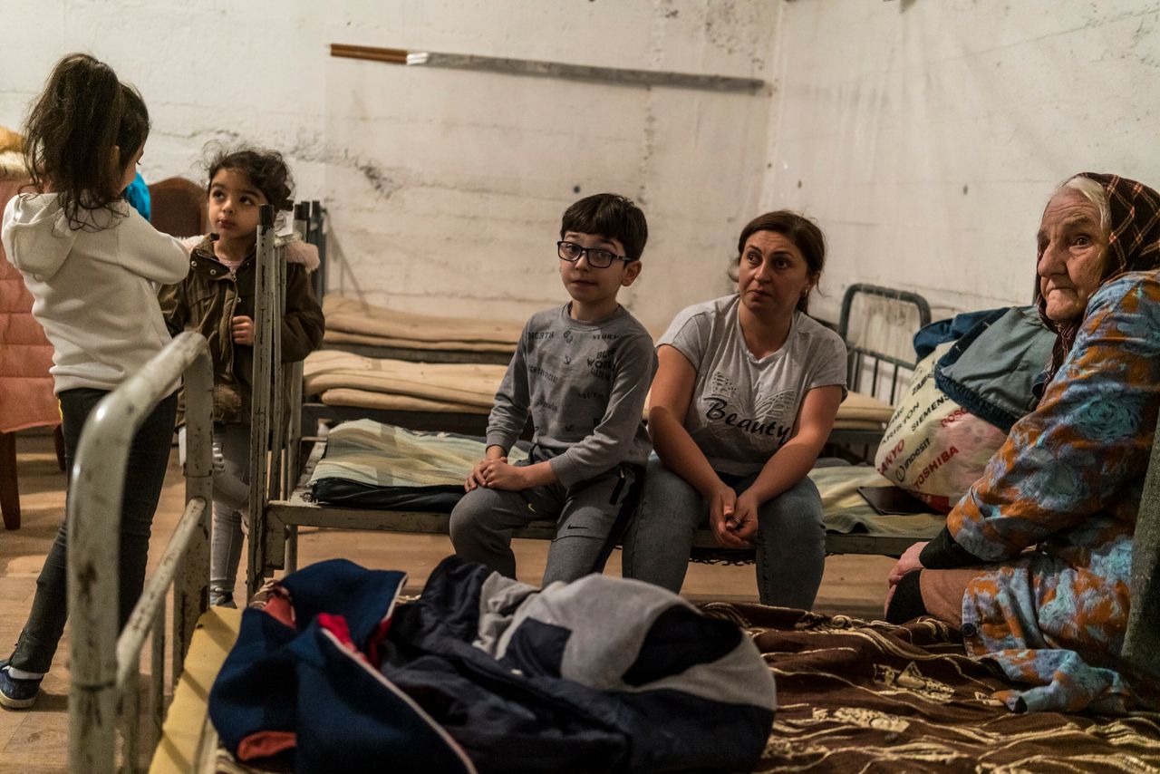 Μητέρς και παιδιά σε καταφύγια του Στεπανακέρτ στο Ναγκόρνο Καραμπάχ (ή Αρτχάχ)