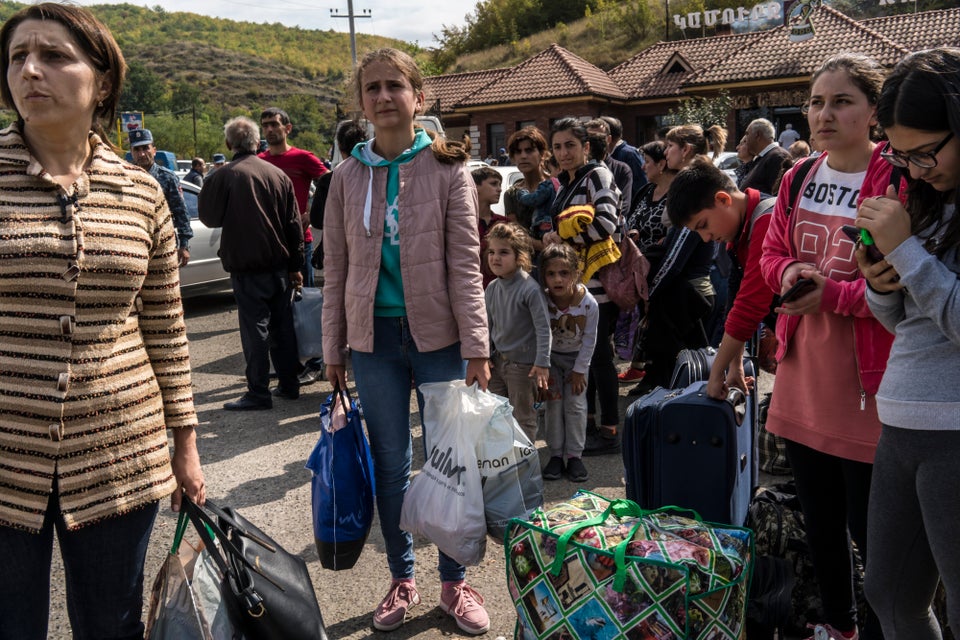 Πολίτες του Στεπανακέρτ στο Ναγκόρνο Καραμπάχ (ή Αρτχάχ), αναζητούν οδηγούς αυτοκινήτων για να τους μεταφέρουν μακριά από την εμπόλεμη ζώνη, στο Γερεβάν της Αρμενίας.