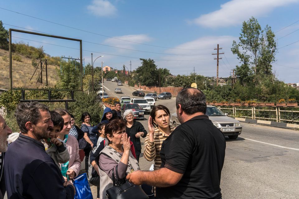 Πολίτες του Στεπανακέρτ στο Ναγκόρνο Καραμπάχ (ή Αρτχάχ), αναζητούν οδηγούς αυτοκινήτων για να τους μεταφέρουν μακριά από την εμπόλεμη ζώνη, στο Γερεβάν της Αρμενίας.