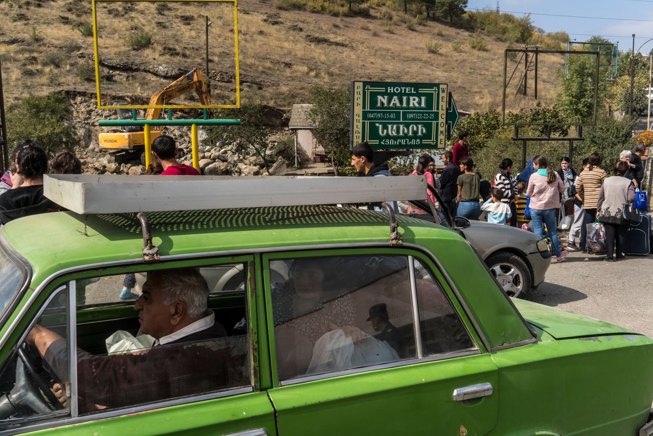 Στο Στεπανακερτ του Ναγκόρνο Κραμπάχ ή Αρτσάχ, κάτοικοι προσπαθούν να εγκαταλείψουν την πόλη και να βρουν καταφύγιο στο Γερεβάν της Αρμενίας. 