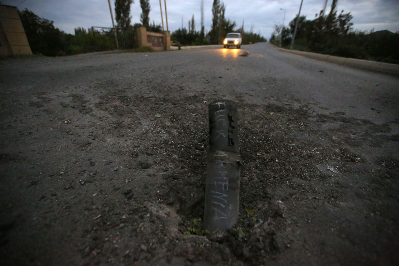 Βλήμα πυροβολικού που δεν εξερράγη, σφηνωμένο στην άσφαλτο σε δρόμο στο Ταρταρ (Ναγκόρνο Καραμπάχ ή Αρτσάχ) 