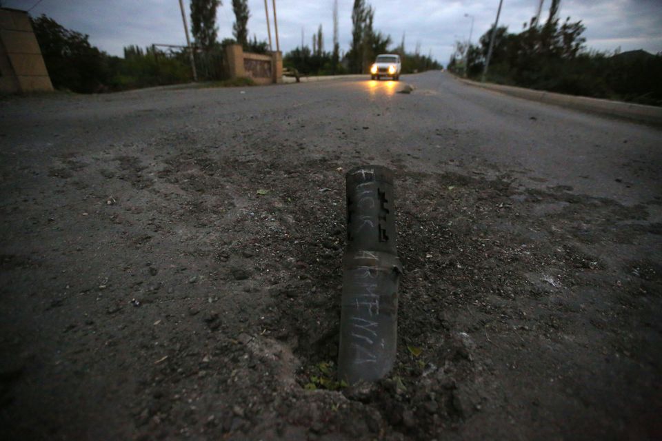 Βλήμα πυροβολικού που δεν εξερράγη, σφηνωμένο στην άσφαλτο σε δρόμο στο Ταρταρ (Ναγκόρνο Καραμπάχ ή Αρτσάχ) 