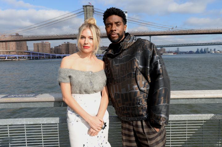 Σιένα Μίλερ και Τσάντγουικ Μπόουζμαν στα γυρίσματα της ταινίας «21 Γέφυρες». 19 Νοεμβρίου 2019, Νέα Υόρκη. 