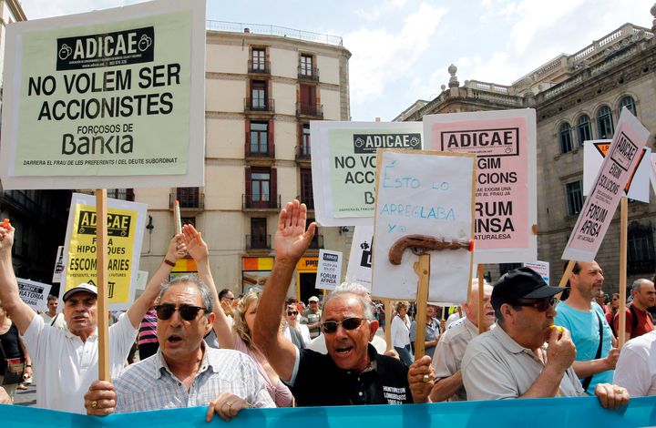 Una manifestación de Adicae frente a la sede del Banco de España en Barcelona.