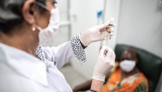 Produire un vaccin si rapidement, est-ce forcément plus dangereux