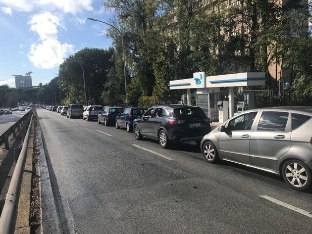 Coda per i tamponi a Roma, "pressione enorme" Coda per i tamponi a Roma, "pressione enorme"