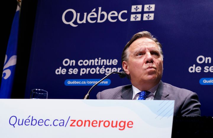 Le premier ministre François Legault affichait une mine sombre en annonçant des mesures de reconfinement partiel pour certaines régions du Québec, lundi soir.
