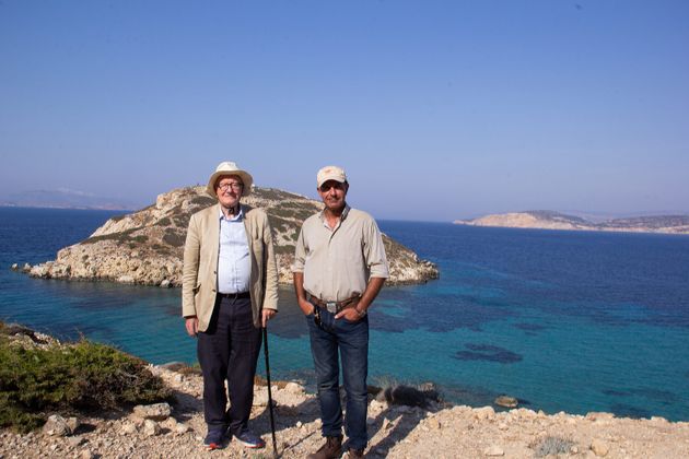 Ο Καθηγητής Κόλιν Ρένφιου με το δρ. Κώστα Πασχαλίδη στην αρχαιολογική τοποθεσία Κάβος, στην Κέρο με φόντο τη νησίδα Δασκαλιό.