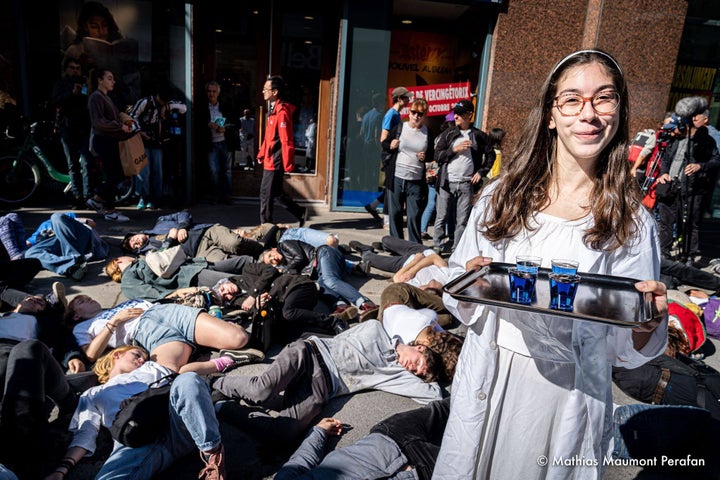 Quelques jours après son premier swarm avec Extinction Rebellion, Solène Tessier participait à une action théâtrale, un «die in», au centre-ville de Montréal. Elle distribuait des boissons comme du «déni délicieux» aux participants, qui simulaient ensuite leur mort.