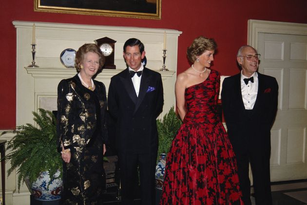 Ο πρίγκιπας Κάρολος και η Νταϊάνα πλάι στην πρωθυπουργό Μάργκαρετ Θάτσερ και τον σύζυγο της, Ντένις, σε επίσημο δείπνο στην Ντάουνινγκ Στριτ. Νοέμβριος 1989.